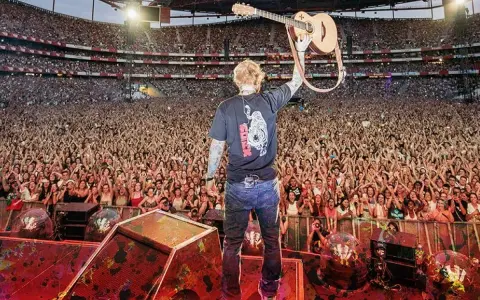 Ed Sheeran w Warszawie - tłumy ludzi, ile biletów sprzedano? Koncert na stadionie.