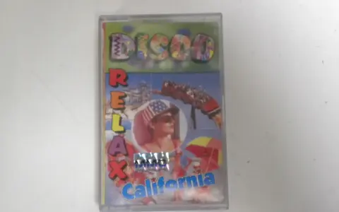 Okładka kasety "Disco Relax California" z grafiką plażową i kolejką górską.