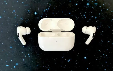 Białe słuchawki AirPods z etui na czarnym tle w gwiazdy.