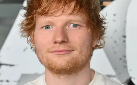 Ed Sheeran z rudymi włosami i niebieskimi oczami. Zastanawiasz się, ile kosztuje bilet na koncert Ed Sheeran?