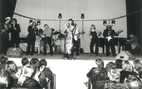 Zespół muzyczny na scenie, w tym wokalistki i gitarzyści. Kto śpiewał kawiarenki? To oni!