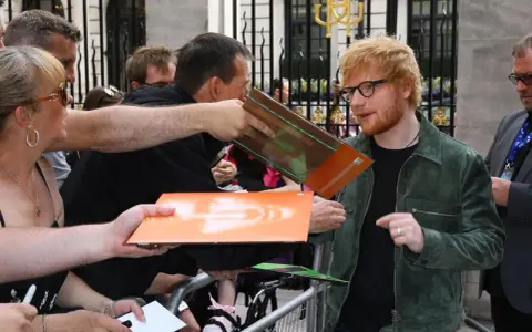Ed Sheeran rozdaje autografy fanom. Ciekawe, ile zarabia Ed Sheeran, że stać go na tyle płyt!