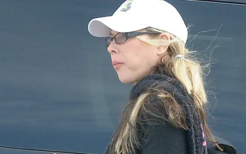 Kim Mathers, była żona Eminema, w czapce i okularach. Co się stało z żoną Eminema?