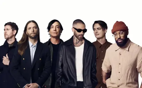 Zespół Maroon 5 pozuje do zdjęcia. Zastanawiasz się, ile trwa koncert Maroon 5?