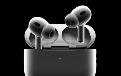 Białe słuchawki AirPods Pro w etui z zieloną diodą, na czarnym tle.