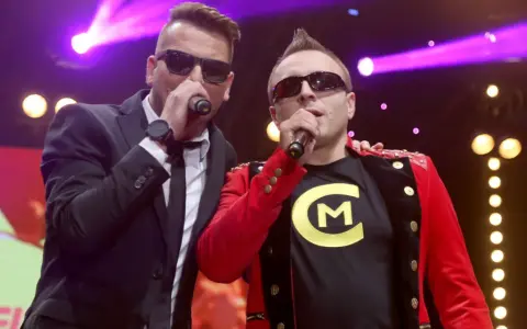 Dwóch wokalistów disco polo na scenie. Zastanawiasz się, ile kosztuje koncert disco polo?