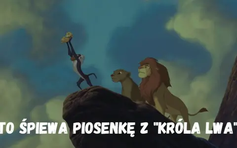 Rafiki prezentuje Simbę, a Mufasa i Sarabi patrzą. Kto śpiewa po polsku w "Królu Lwie"?
