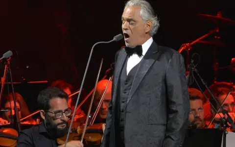Andrea Bocelli śpiewa z orkiestrą. Koncert odbył się w Warszawie.