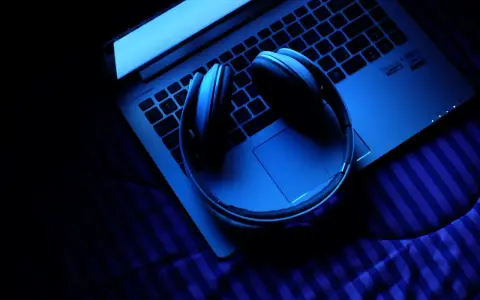 Słuchawki bluetooth na laptopie, gotowe do połączenia. Dowiedz się, jak podłączyć słuchawki bluetooth do komputera i cieszyć się dźwiękiem.