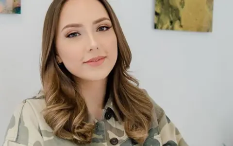 Młoda kobieta w kurtce moro, przypominająca Hailie Mathers. Ciekawe, ile lat ma córka Eminema?