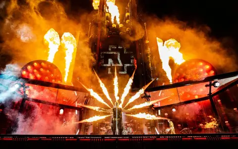 Koncert Rammstein z pirotechniką i płomieniami. Zastanawiasz się, ile trwa koncert Rammstein? To spektakl pełen ognia!