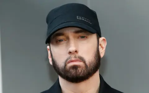 Eminem jak teraz wygląda, z brodą i czarną czapką Kangol.