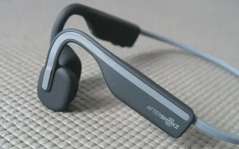 Słuchawki AfterShokz, idealne, gdy zastanawiasz się, jakie słuchawki na rower, by słyszeć otoczenie.