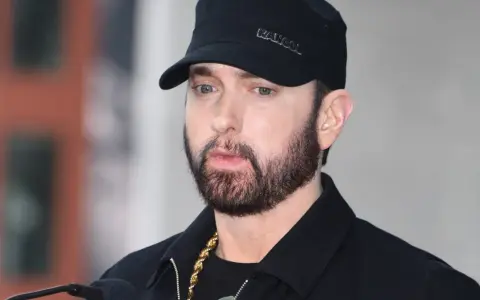 Eminem w czapce Kangol i złotym łańcuchu. Czy Eminem był w Polsce? Fani wciąż czekają na odpowiedź.