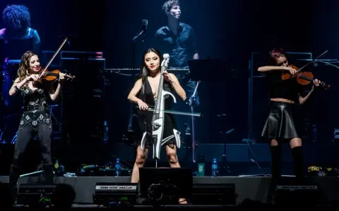 Trzy artystki grają na instrumentach smyczkowych podczas koncertu. Zastanawiasz się, ile trwa koncert Hansa Zimmera?