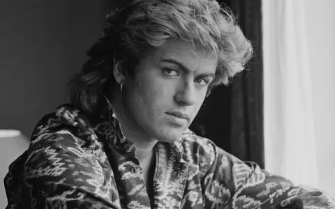 George Michael, który śpiewa Last Christmas, w charakterystycznej koszuli z wzorem.