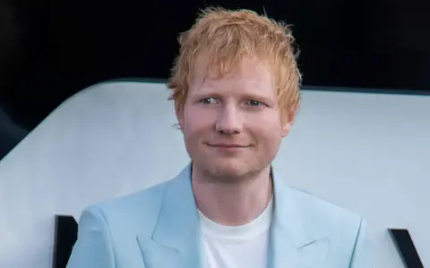 Ed Sheeran w błękitnej marynarce. Chcesz kupić bilet na jego koncert? Sprawdź, jak zamówić!
