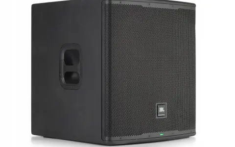 Czarny, profesjonalny jbl subwoofer aktywny estradowy z logo JBL Professional. Idealny do mocnego basu na koncertach.