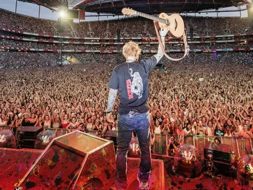 Ed Sheeran w Warszawie - tłumy ludzi, ile biletów sprzedano? Koncert na stadionie.