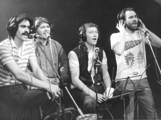 Czterech mężczyzn w słuchawkach śpiewa przy mikrofonach. Kto śpiewał bananowy song?