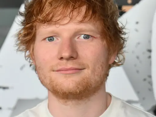 Ed Sheeran z rudymi włosami i niebieskimi oczami. Zastanawiasz się, ile kosztuje bilet na koncert Ed Sheeran?