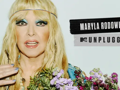 Maryla Rodowicz w stylu boho, z bukietem kwiatów. Obok napis "Maryla Rodowicz MTV Unplugged". Zastanawiasz się, ile trwa koncert Maryli Rodowicz?