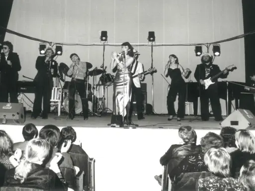 Zespół muzyczny na scenie, w tym wokalistki i gitarzyści. Kto śpiewał kawiarenki? To oni!