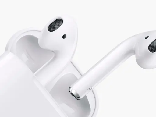 Białe słuchawki AirPods w etui. Dowiedz się, jak sprawdzić ile AirPods mają baterii, by zawsze cieszyć się muzyką.