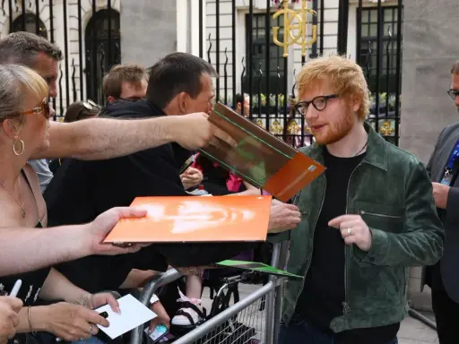 Ed Sheeran rozdaje autografy fanom. Ciekawe, ile zarabia Ed Sheeran, że stać go na tyle płyt!