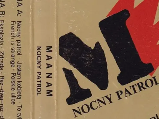 Okładka płyty MAANAM "NOCNY PATROL". Tekst piosenki "czekam na wiatr co rozgoni" jest częścią tytułów utworów.