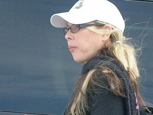 Kim Mathers, była żona Eminema, w czapce i okularach. Co się stało z żoną Eminema?
