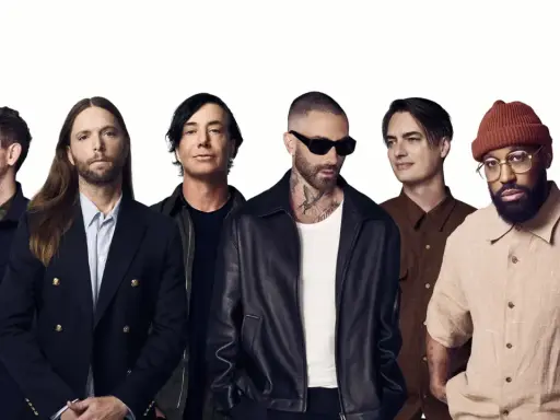 Zespół Maroon 5 pozuje do zdjęcia. Zastanawiasz się, ile trwa koncert Maroon 5?