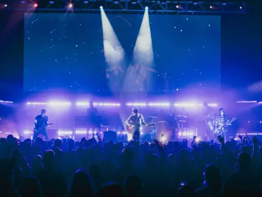 Zespół 4dreamers gra na scenie, a tłum szaleje. Koncert trwa, a fani śpiewają razem z artystami.