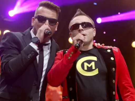 Dwóch wokalistów disco polo na scenie. Zastanawiasz się, ile kosztuje koncert disco polo?