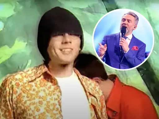 Kto śpiewa? Młody mężczyzna w czarnej czapce i kolorowej koszuli obok starszego pana w garniturze.
