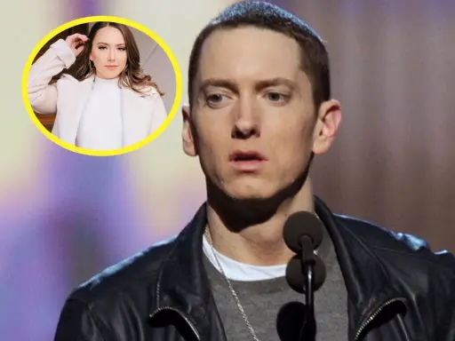 Eminem na scenie, a obok jego córka Hailie. Ile dzieci ma Eminem? Tylko jedno, Hailie.
