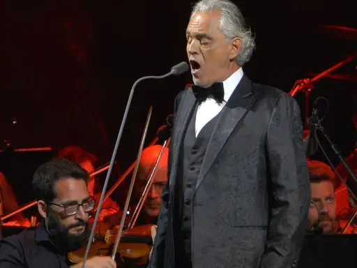 Andrea Bocelli śpiewa z orkiestrą. Koncert odbył się w Warszawie.