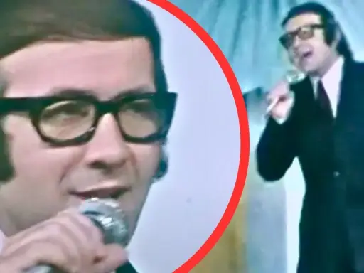 Kto śpiewa piosenkę do zakochania jeden krok? To Czesław Niemen w okularach, z mikrofonem w dłoni, w eleganckim garniturze.