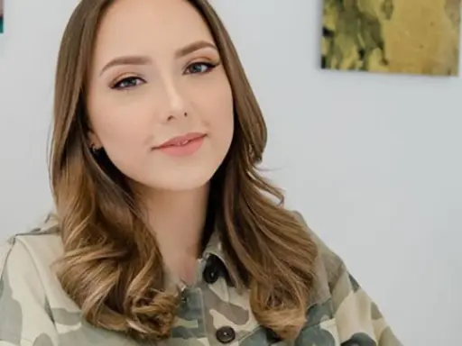 Młoda kobieta w kurtce moro, przypominająca Hailie Mathers. Ciekawe, ile lat ma córka Eminema?