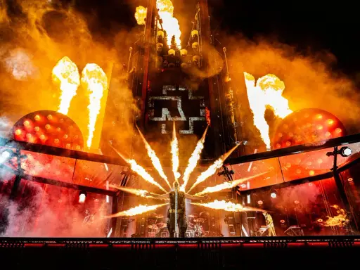 Koncert Rammstein z pirotechniką i płomieniami. Zastanawiasz się, ile trwa koncert Rammstein? To spektakl pełen ognia!