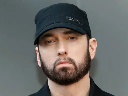 Eminem jak teraz wygląda, z brodą i czarną czapką Kangol.