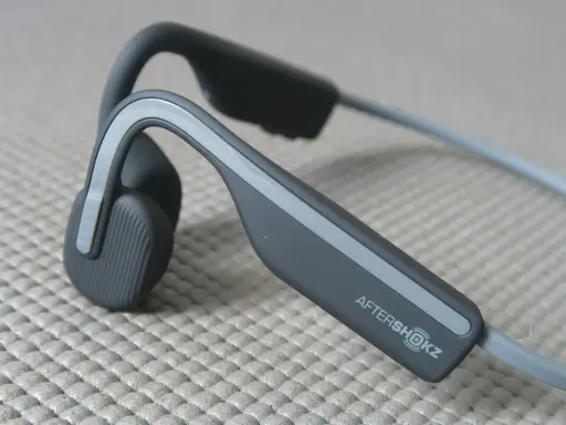 Słuchawki AfterShokz, idealne, gdy zastanawiasz się, jakie słuchawki na rower, by słyszeć otoczenie.