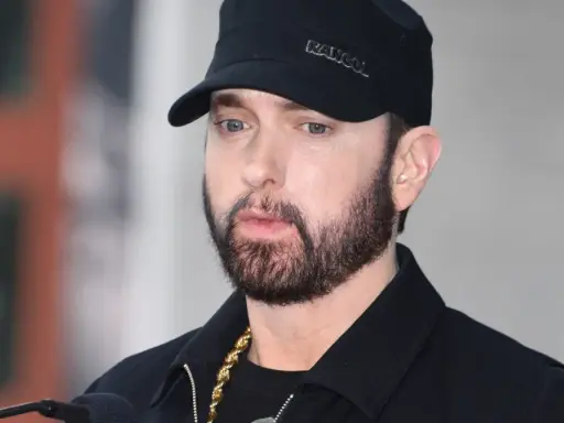 Eminem w czapce Kangol i złotym łańcuchu. Czy Eminem był w Polsce? Fani wciąż czekają na odpowiedź.