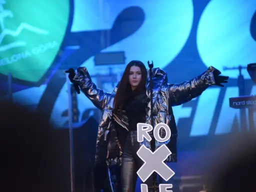 Roksana Węgiel na scenie w Zielonej Górze. Koncert trwa, a fani zastanawiają się, ile trwa koncert Roksany Węgiel.