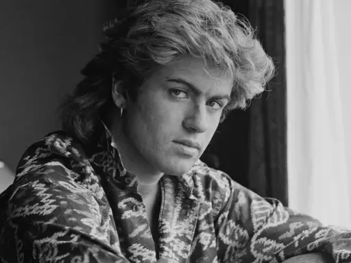 George Michael, który śpiewa Last Christmas, w charakterystycznej koszuli z wzorem.