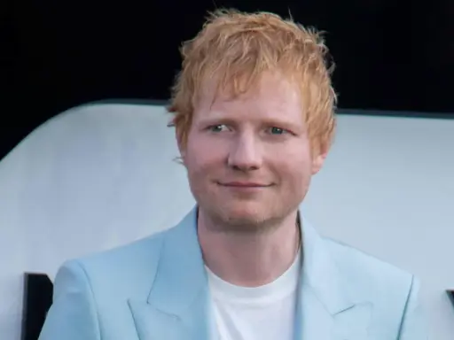 Ed Sheeran w błękitnej marynarce. Chcesz kupić bilet na jego koncert? Sprawdź, jak zamówić!