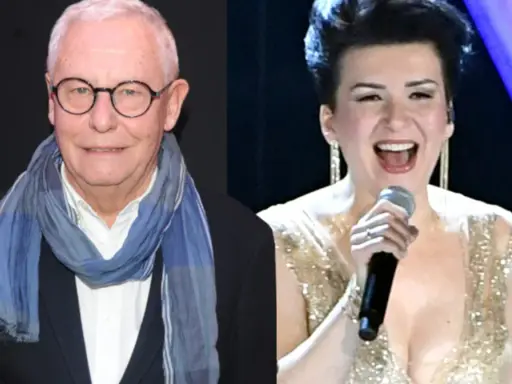 Mężczyzna w okularach i szaliku obok kobiety, która śpiewa "Mam tę moc".