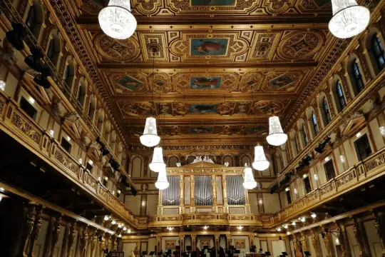 Złota sala koncertowa z organami i kryształowymi żyrandolami. Zastanawiasz się, ile kosztuje bilet na koncert noworoczny w Wiedniu?