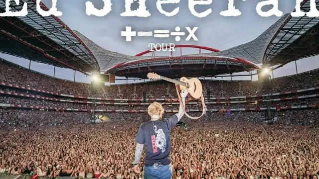 Ed Sheeran na koncercie w Warszawie. Tysiące ludzi na stadionie, artysta z gitarą na scenie.
