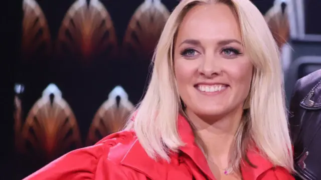 Uśmiechnięta blondynka w czerwonej marynarce. Czy to ona śpiewała w dzisiejszym odcinku "Jaka to melodia"?